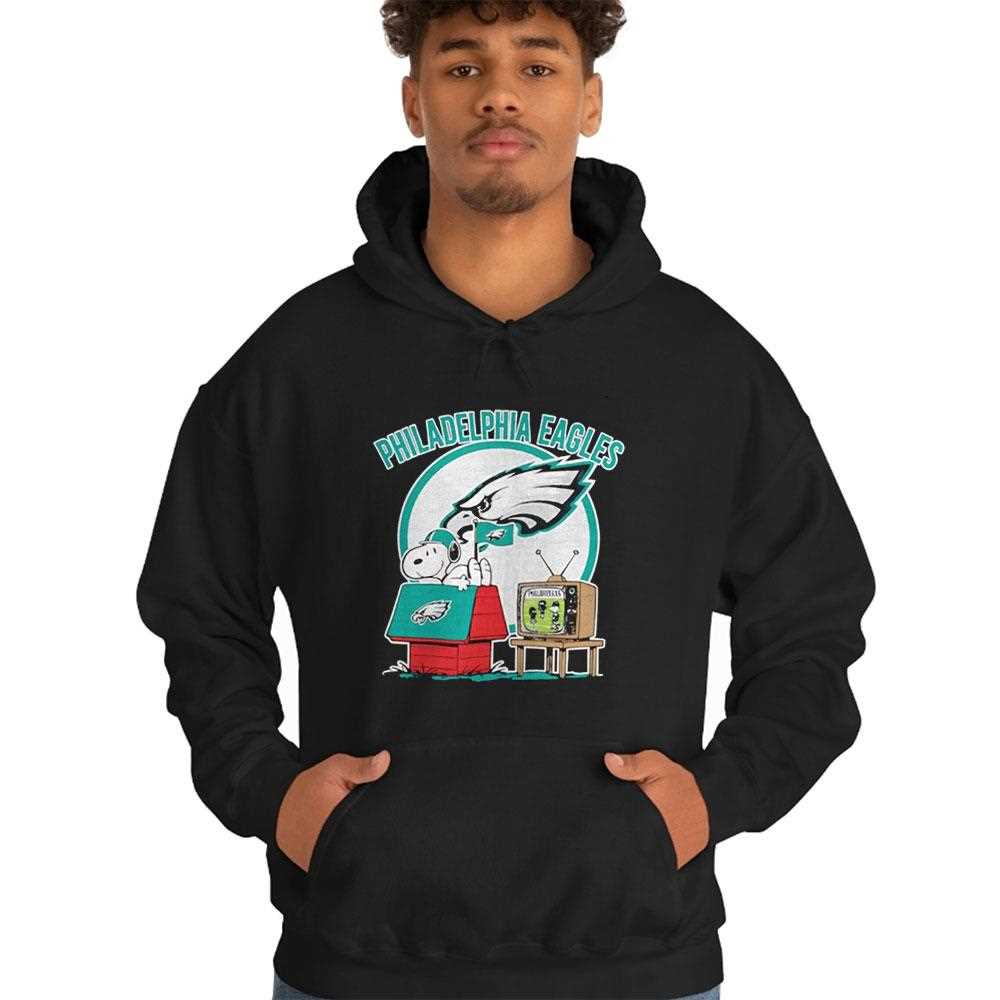 Philadelphia Eagles Snoopy Watching Football Peanuts Fan Tee Philadelphia Eagles Snoopy Watching Football Peanuts Fan Tee